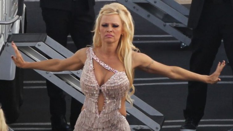 Горещо, още по-горещо, Памела на дансинга! 