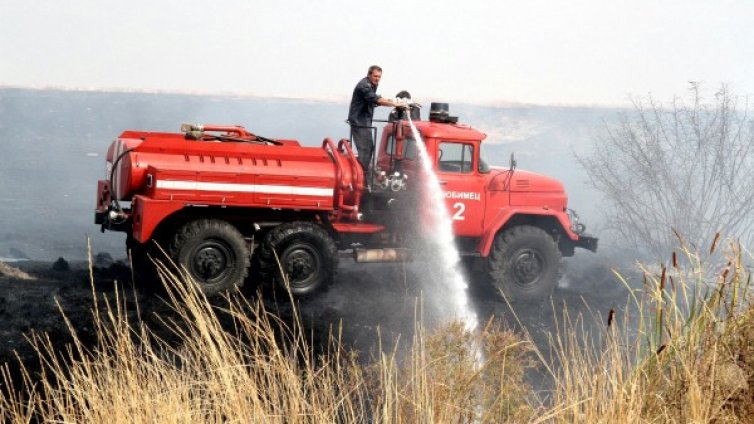 Военни стрелби изпепелиха 1800 дка площ в Хасковско