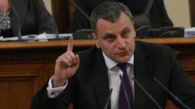 Военни самолети летят за рязане на лентички, скочиха от БСП 