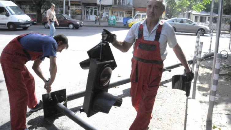 Светофар рухна в София