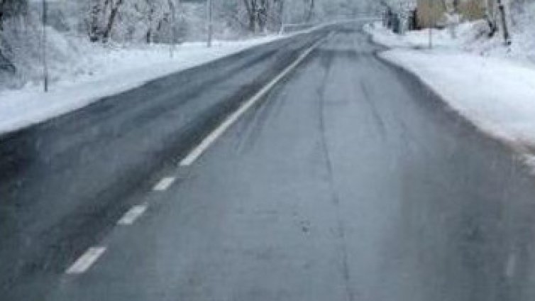 Сигнали за селища без ток, паднали дървета и провиснали кабели в Сливенско