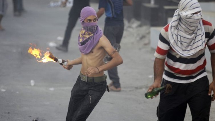 Списание в Тунис учи децата как се прави коктейл "Молотов"