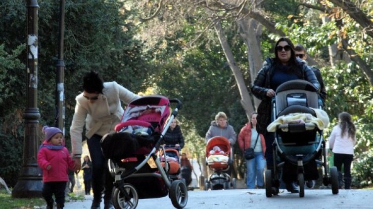 НОИ пести от пенсии и майчинство