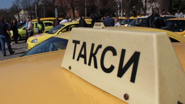 С 20% скачат цените на такситата в София