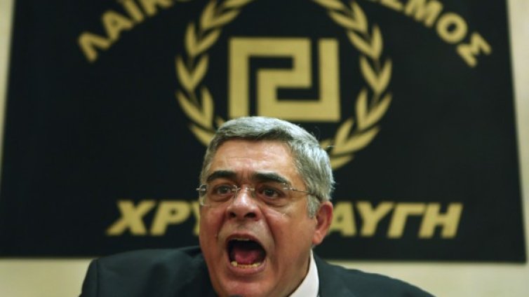 Лидерът на &bdquo;Златна зора&ldquo; вдигна ръка за нацистки поздрав