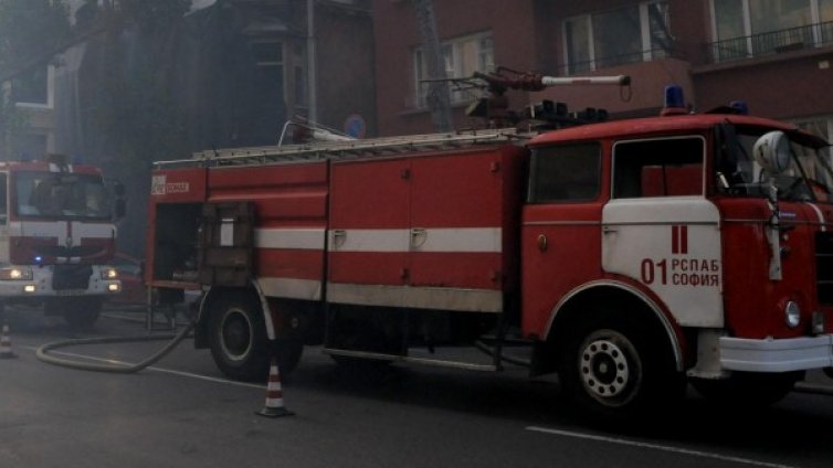 Пожарникари спасиха мъж от горящ апартамент в столицата