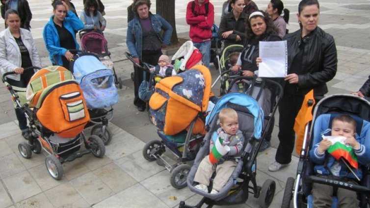 Колко &bdquo;лесно&ldquo; е да си майка в България?