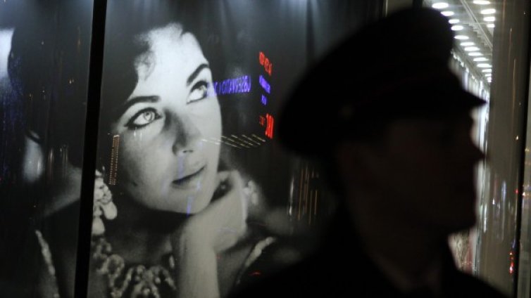 Лиз Тейлър - печеливша и в смъртта си 