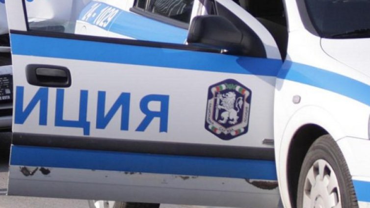 Маскиран извадил нож на счетоводител и отмъкнал 2 бона 