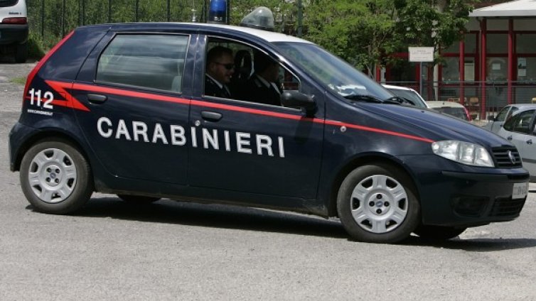 Арестуваха българи, продавали крадени луксозни коли в чужбна