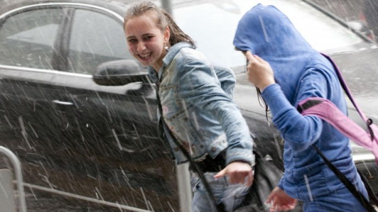 Червен код в Кърджалийско заради бурен вятър и дъжд