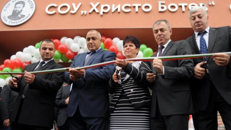 Борисов работи бързо, като реже лентички на обекти на БСП 