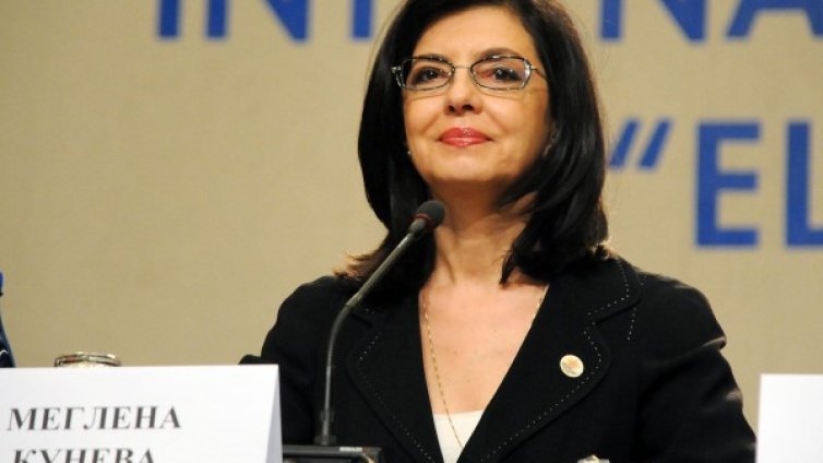 Само Марковска може да реши проблема с КС, отсече Кунева