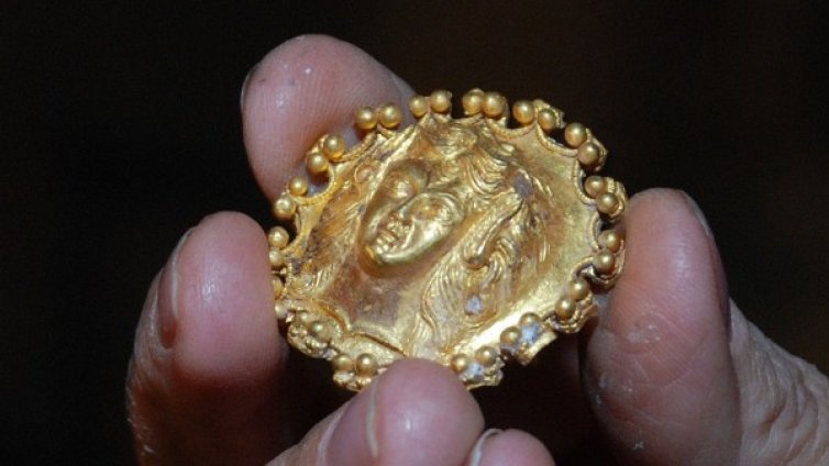 Археолози откриха златни накити в дървено ковчеже