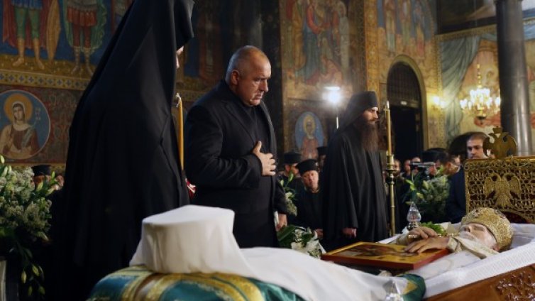 Борисов се прости с дядо Максим: Той беше стожер на църквата