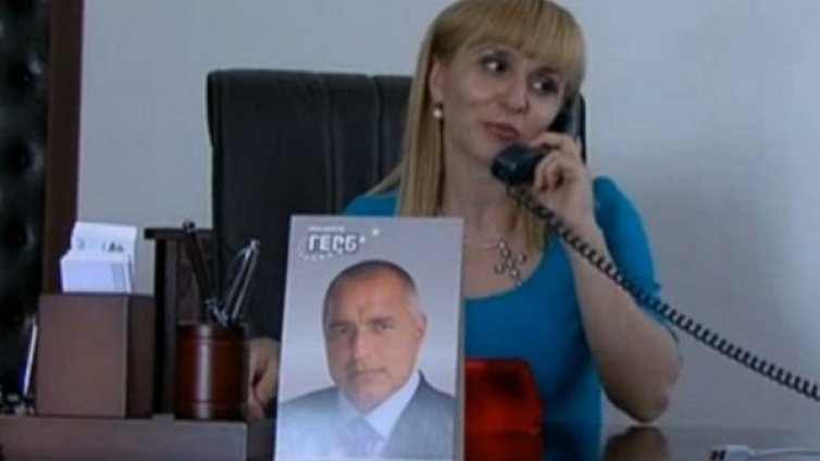 Махнете календарите с лика на Борисов от бюрата, зове общинар