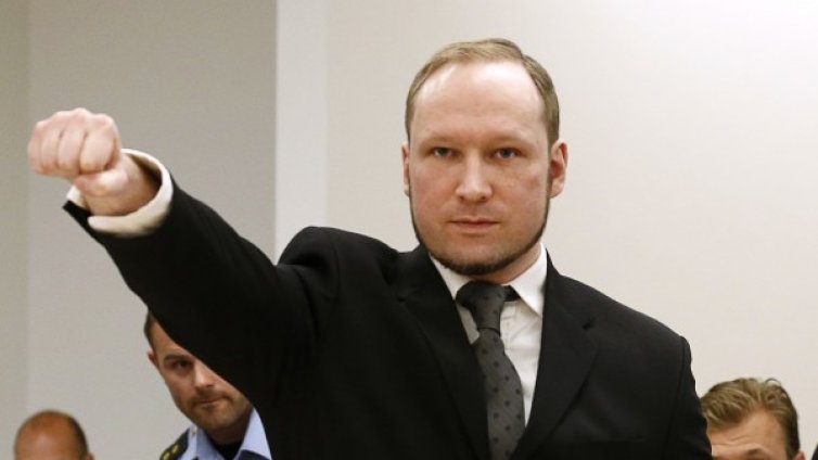 Угаждат на Андерш Брайвик в затвора 