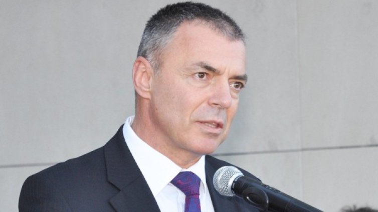 Около мен има кръг, но от книги и картотеки, отсече Игнатов 