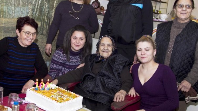 Баба Донка чукна 100 години