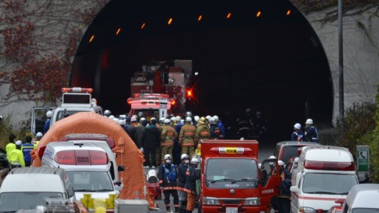Срути се тунел в Япония. Най-малко три коли са смазани