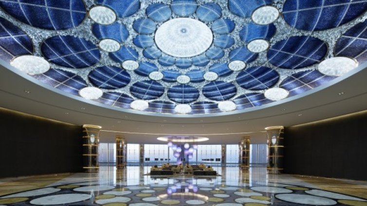 Кристален блясък в Абу Даби 