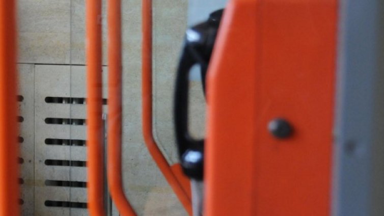 Хванаха двама младежи, заплашили с бомба столичен мол 