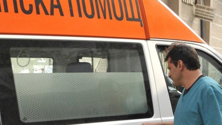 Полицията издирва мъж, намушкал младеж с нож