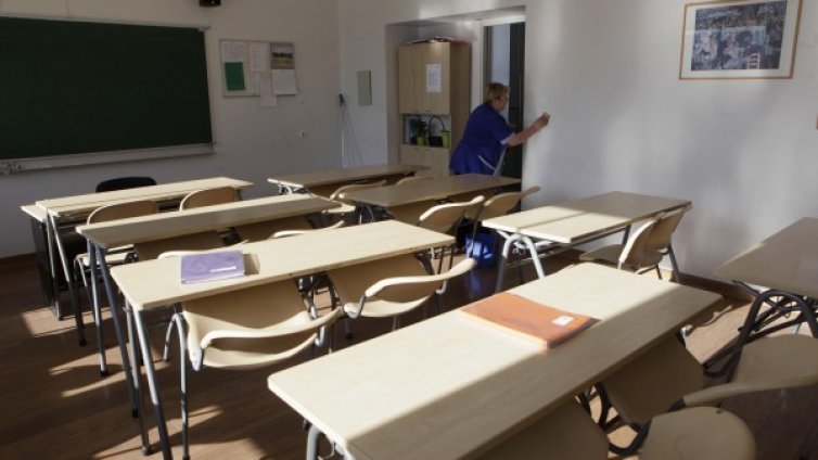 Учителка хвърля оставка заради недоказана афера с ученик