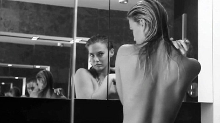 Бар Рафаели рекламира бельото си без бельо