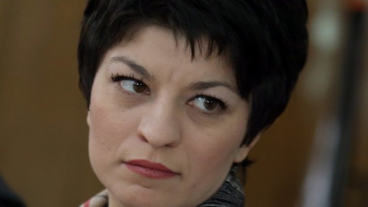 Атанасова призова депутатите да бъдат разумни за пушенето 