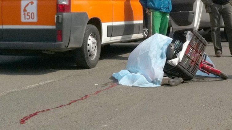 Велосипедист загина , блъснат от автомобил, шофьорът избяга
