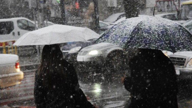 Остава облачно, с превалявания от сняг и дъжд