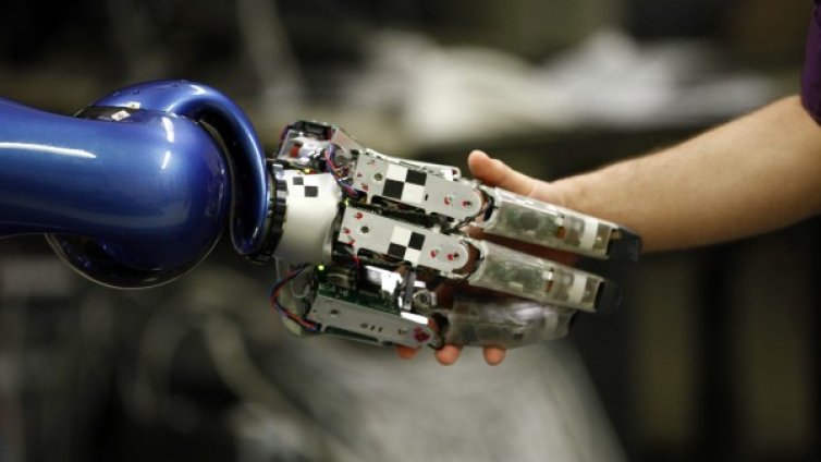 Може ли роботизирана ръка да се контролира с мисъл