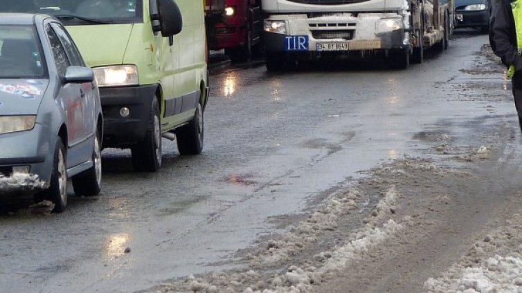 Пътищата в страната са мокри
