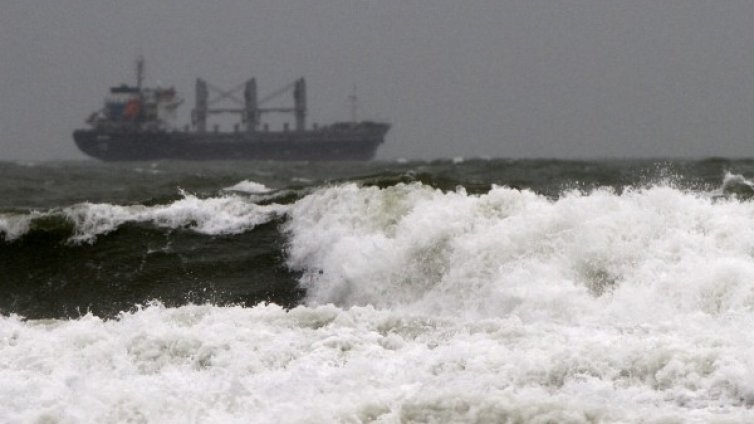 Бурен вятър събори комини и дървета във Варна 