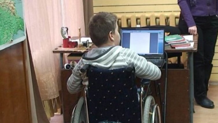 Може да е в количка, но е обикновено и умно момче!