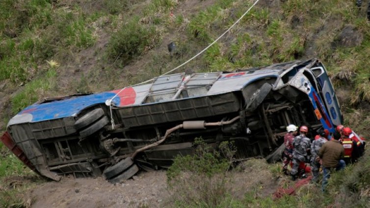 Тринайсет души загинаха при автобусна катастрофа в Еквадор