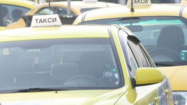 16-годишен клиент заплаши и ограби таксиметров шофьор 