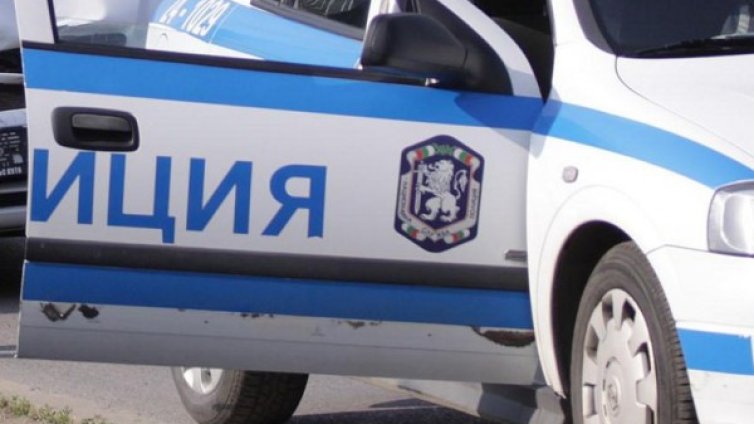 Мъж „натъпка“ в багажника деца против волята им