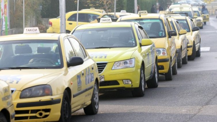 77 акта на шофьори на автобуси и таксита са издадени по празниците