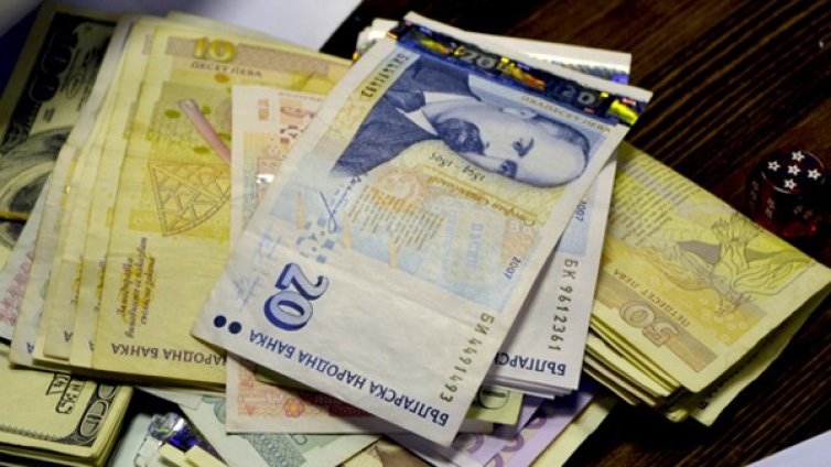 Възрастна жена даде 5 бона на измамници 