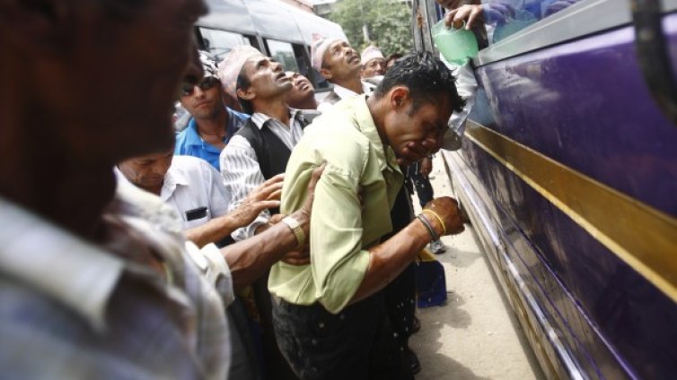 Поне 29 загинали при автобусна катастрофа в Западен Непал