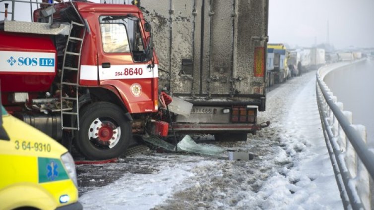 100 автомобила се нанизаха във верижна катастрофа в Швеция