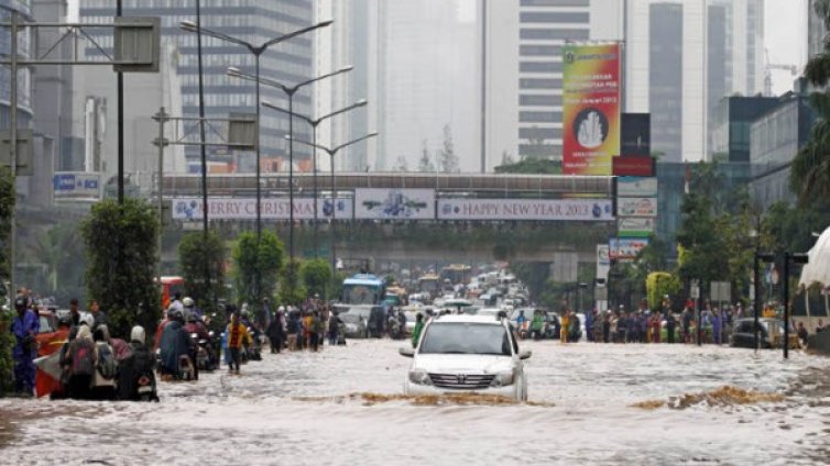 Вода до 4 метра заля половин Джакарта