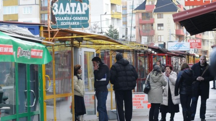 Маскирани грабят кой колкото може да носи от златарско ателие