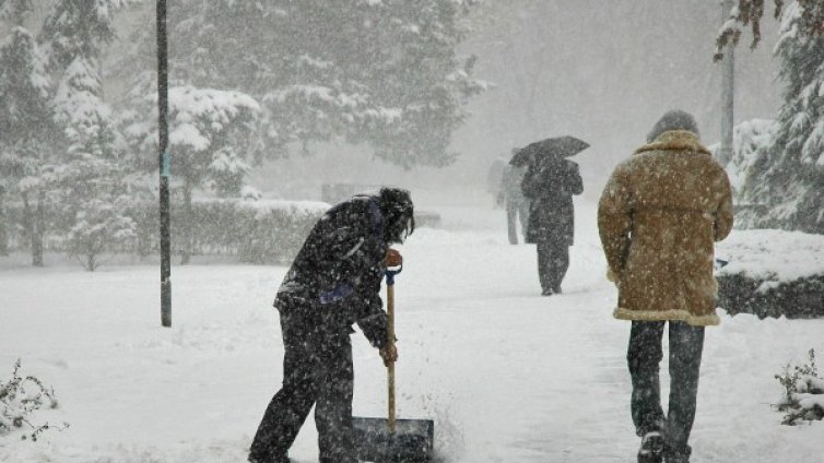 152 машини чистят София от снега