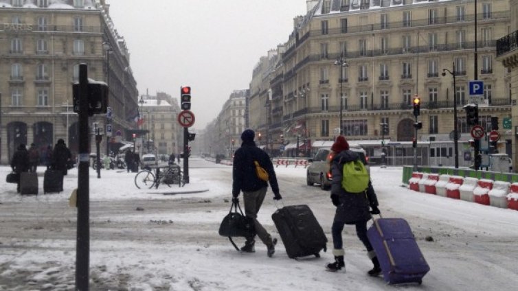 Силни снеговалежи объркаха плановете на туристите в Европа 