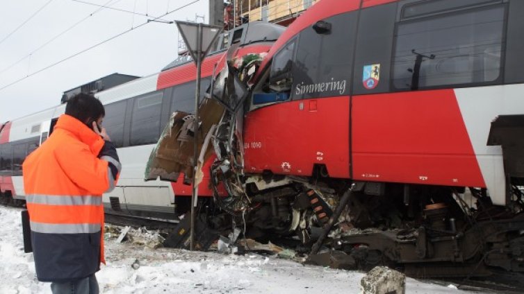 Два препълнени влака се сблъскаха във Виена