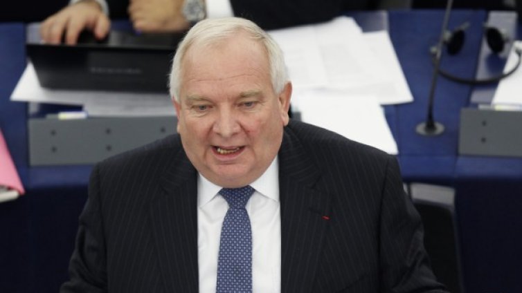 ЕНП призова да не се политизира инцидентът с Доган