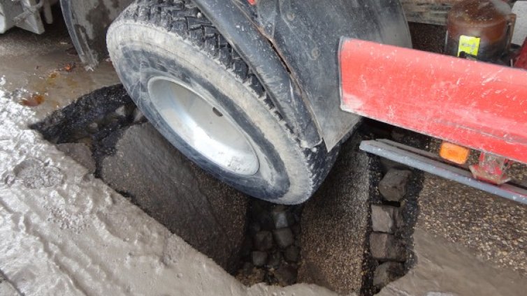 12-тонен камион пропадна в дупка в Шумен